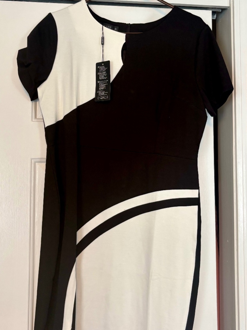 Graphic, abstract asymmetrical wave color blocking